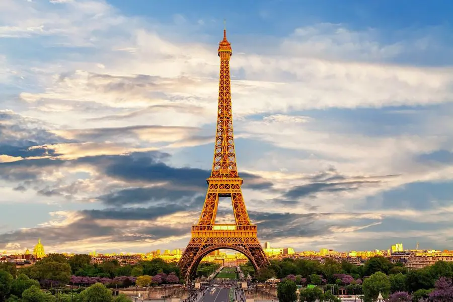 A picture of the eiffel tower in paris.